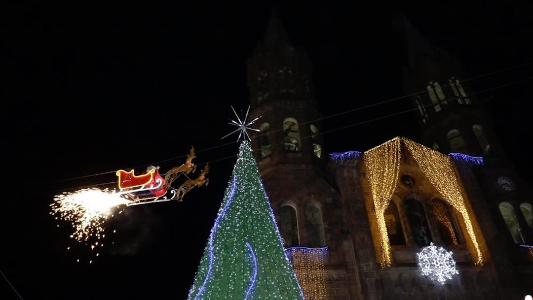 Foto Video: Santa Claus vuela sobre Tlaxcala y choca contra edificio 10 diciembre 2019