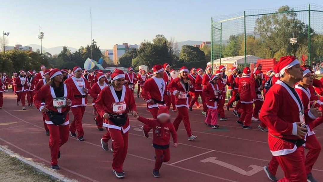 Foto: Cientos de Santa Claus corrieron en la pista de atletismo de Villa Olímpica, en Ciudad de México, 15 diciembre 2019