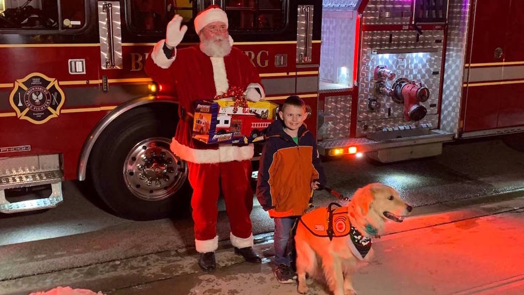 Nino-autista-Santa-Claus-perro-guia-bomberos
