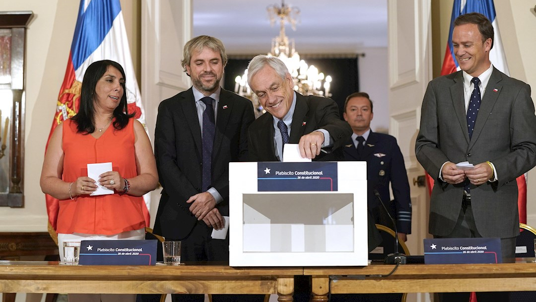 Fotografía: El presidente de Chile, Sebastián Piñera (c-d), durante la presentación de la convocatoria del plebiscito constitucional.