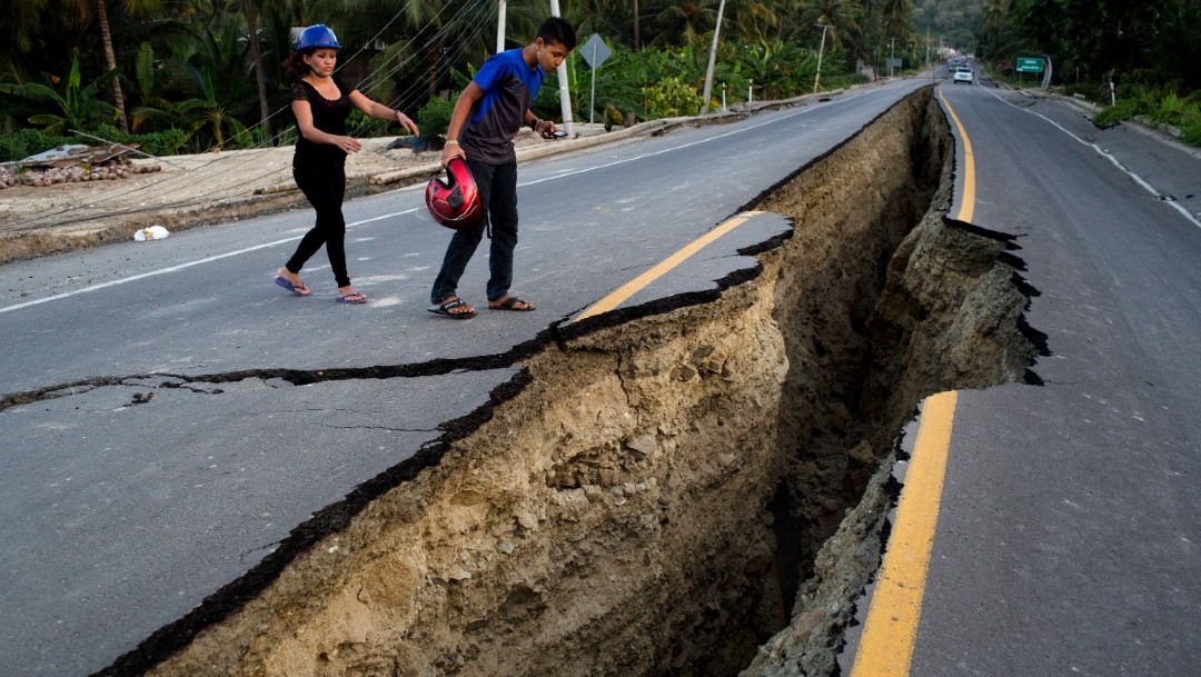 Foto: Un hombre observa una grieta en una carretera tras el terremoto de 7.8 en Ecuador, 19 de abril 2016