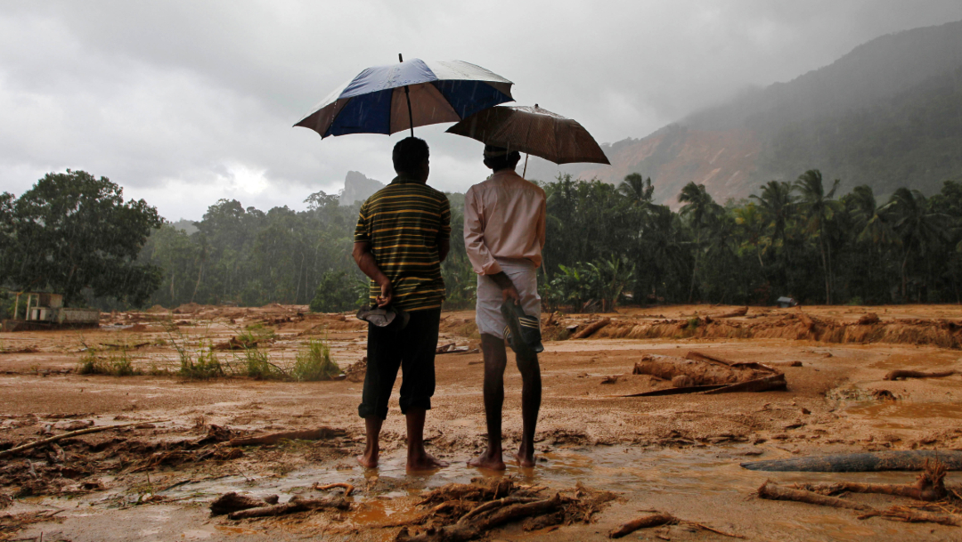 Foto: Dos sobrevivientes de las fuertes lluvias que arrasaron Sri Lanka, 18 May 18 2016 