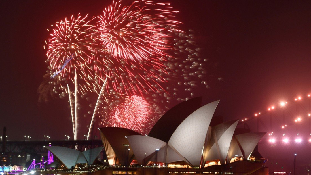 FOTO Sydney festeja Año Nuevo con fuegos artificiales (EFE)