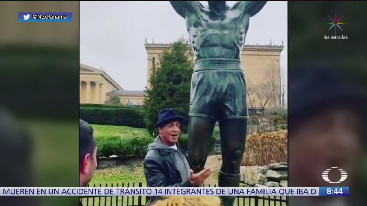 sylvester stallone sorprende a fans en estatua de rocky