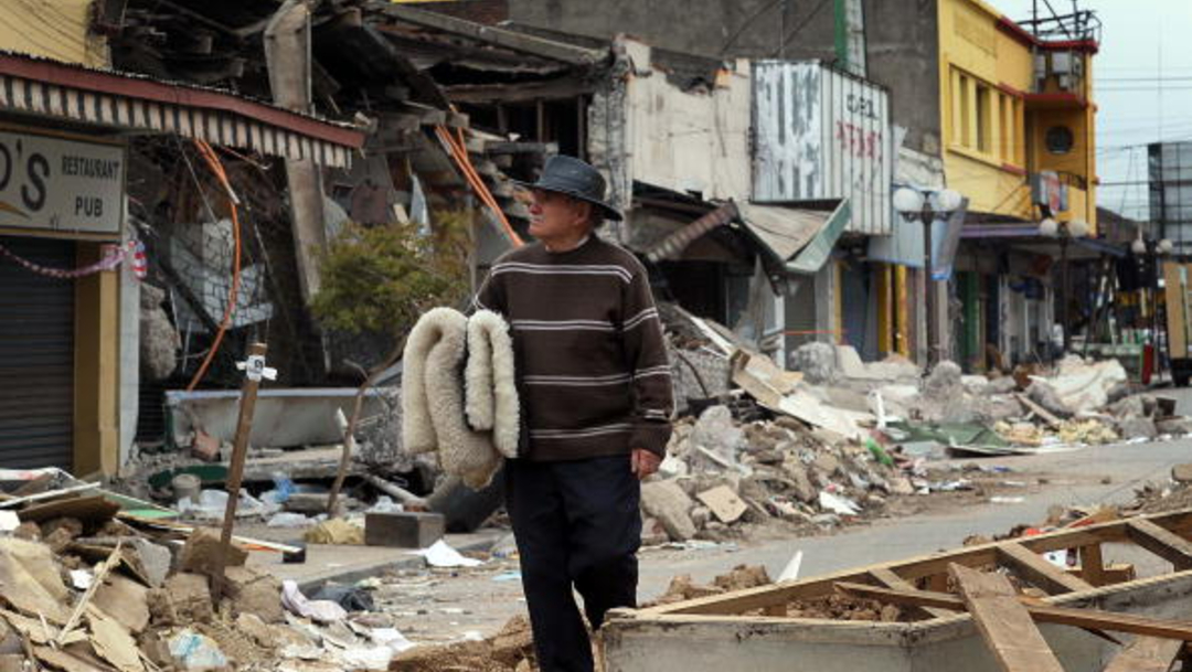 Foto: Un hombre observa los daños ocasionados por el terremoto en Chile, 6 diciembre 2019