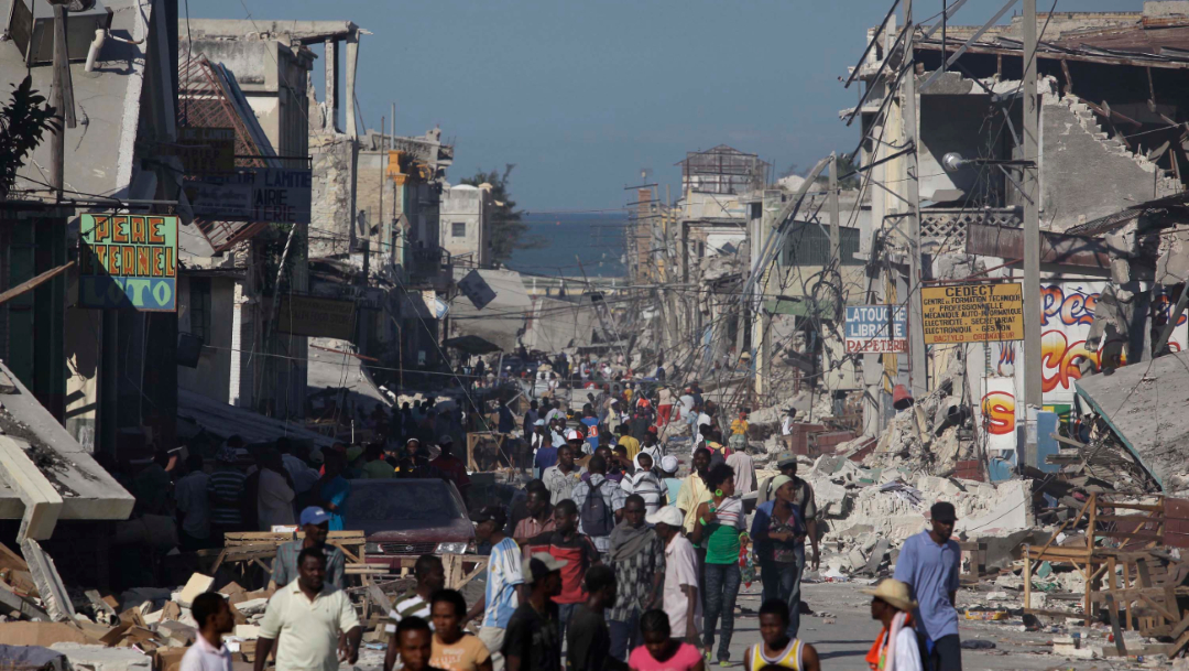 Foto: Haitianos damnificados caminan por las calles entre los escombros de edificios derrumbados, 6 diciembre 2019