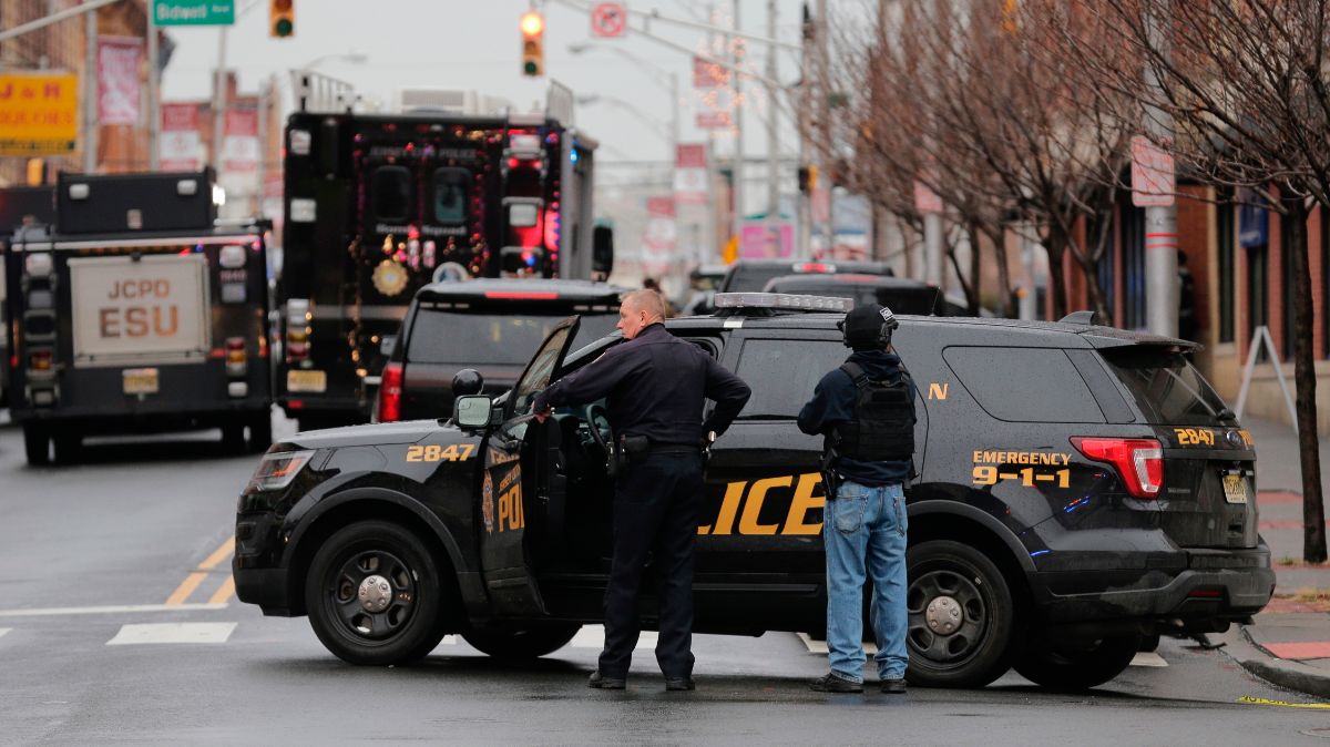 Foto: Policías de Jersey City acordonaron la zona del tiroteo. AP