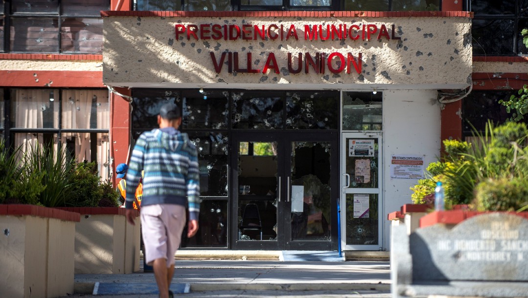 Tras balacera, autoridades reparan fachadas en Villa Unión