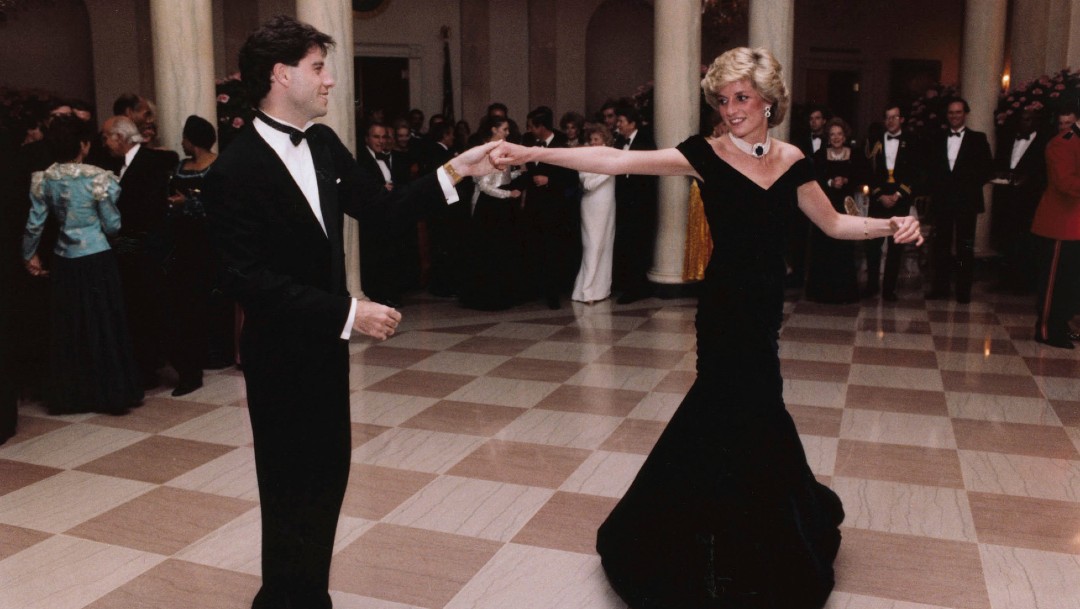 Foto: Vestido que usó la Diana de Gales en baile con Travolta no encuentra comprador