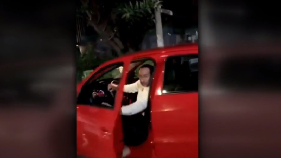 FOTO Video: Hombre baja de su auto y golpea a mujer por reclamo de tránsito (Noticieros Televisa)