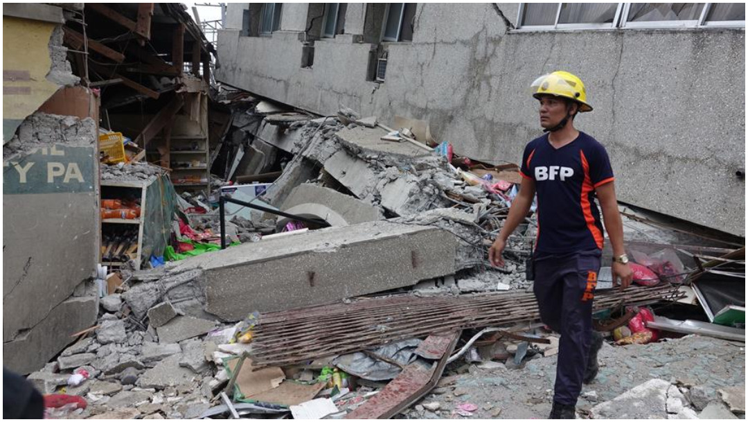 Foto: Varios edificios quedaron destruidos tras el sismo que sacudió a Filipinas, 15 de diciembre de 2019 (EFE)
