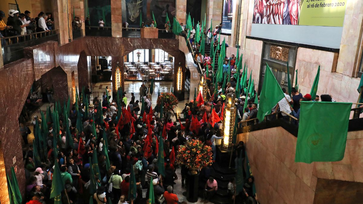 Foto: Movimientos campesinos protestan dentro del Palacio de Bellas Artes. AP