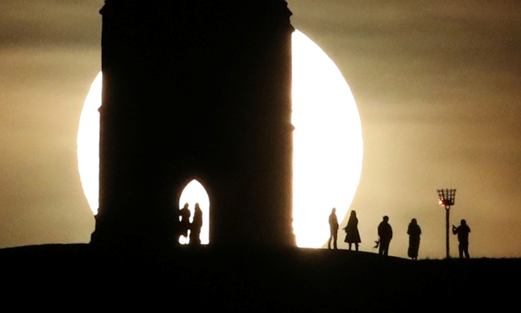 Foto: La Luna llena emerge detrás de la mítica torre de Glastonbury, Reino Unido, 09 de enero de 2020, (Reuters)
