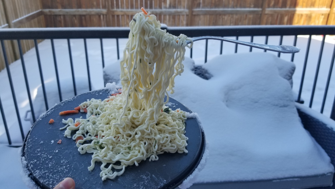 FOTO: Pareja quiso comer sus noodles afuera, pero se congelaron inmediatamente, 17 DE ENERO DE 2020, (Reuters) 