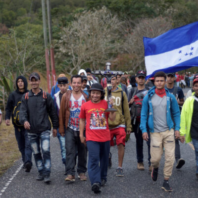 Centenares de migrantes llegan a la frontera entre México y Guatemala