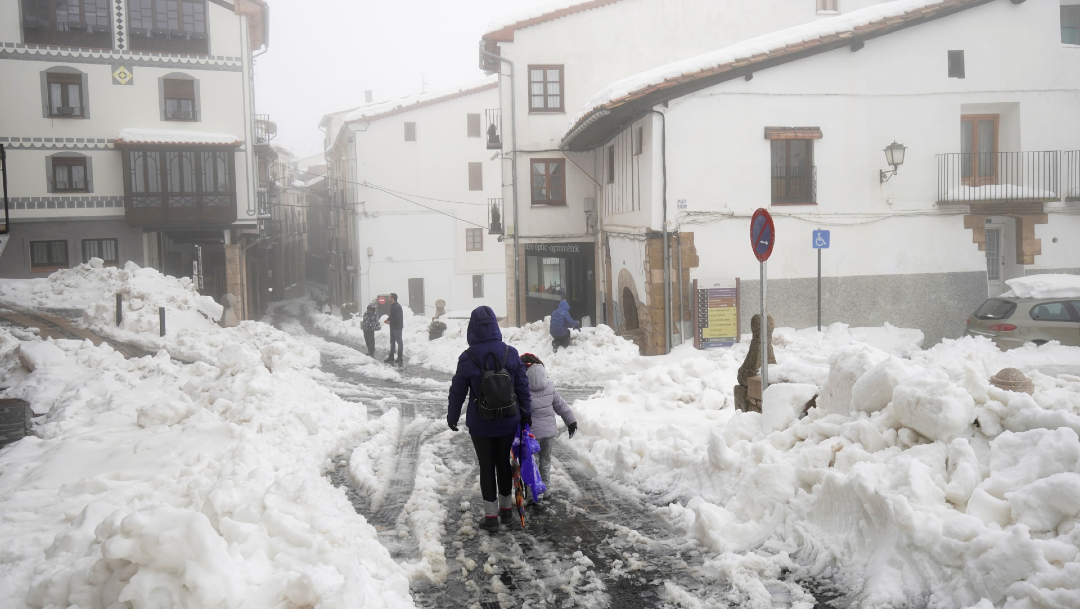 Foto: Pobladores caminan en Morella tras la tormenta, 23 de enero de 2020, (REUTERS) 