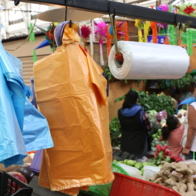Prohibición de bolsas de plástico beneficia a comerciantes: Canacope