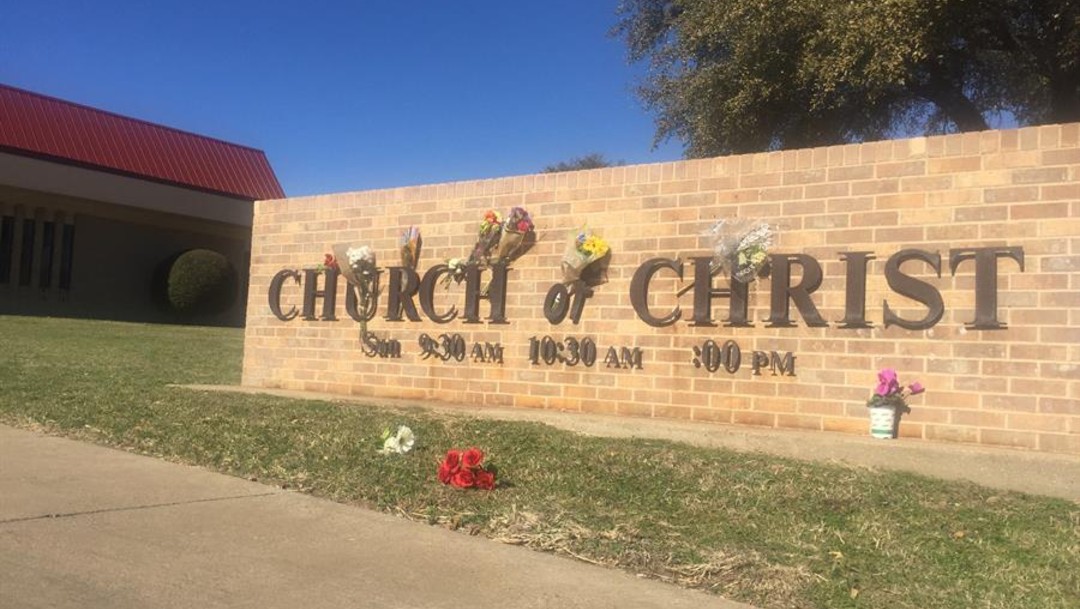 Foto: Feligreses acuden armados a la iglesia donde se produjo el tiroteo de Texas, 5 de enero de 2020, (EFE)