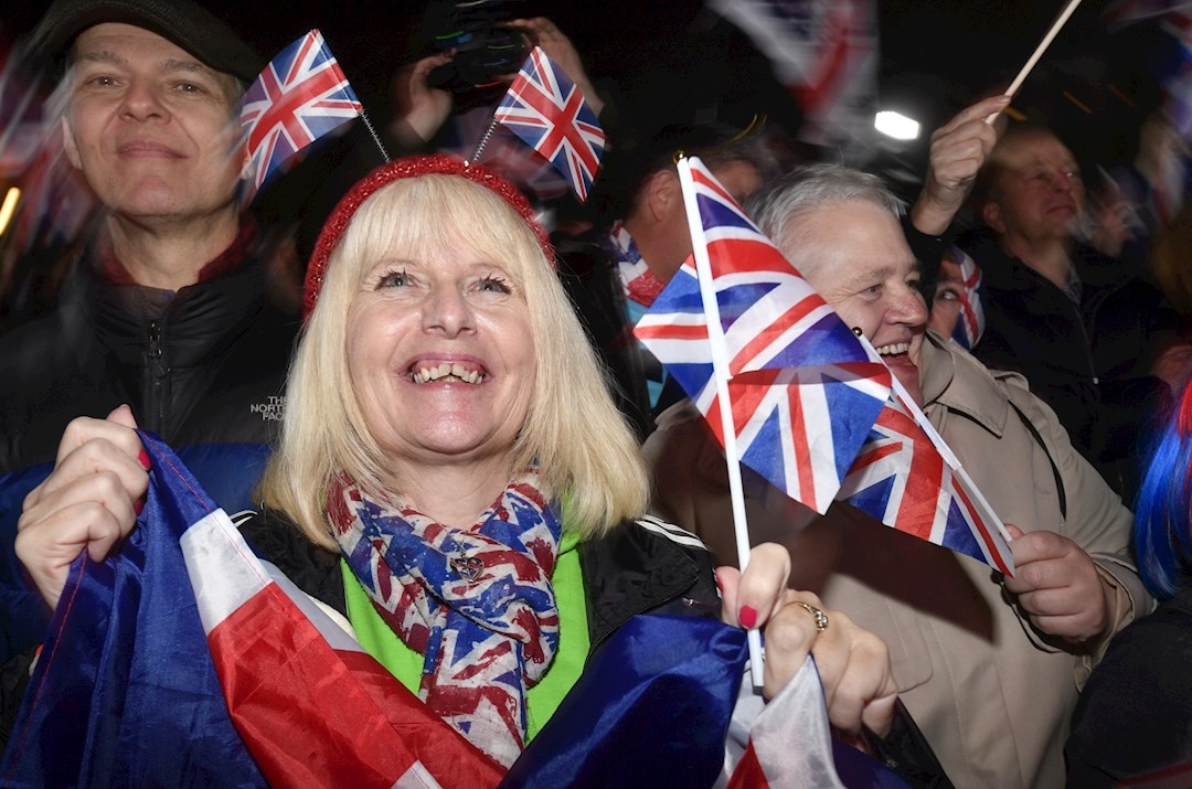 Foto: Ondeando la Bandera del Reino Unido celebran el Brexit, 31 de enero de 2020, (EFE)
