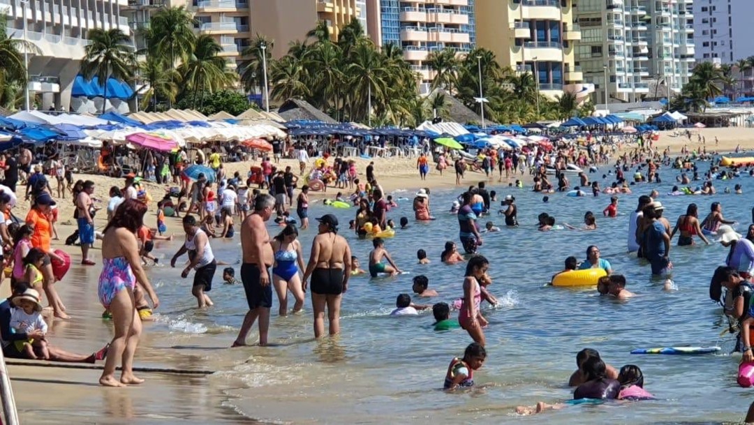 Foto: Cientos de turistas se despiden de las vacaciones junto al Pacífico, descansado para volver a sus actividades cotidianas llenos de energía