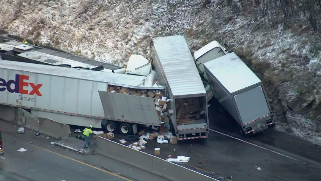 fOTO: Un accidente que involucró a múltiples vehículos en una autopista de peaje de Pennsylvania