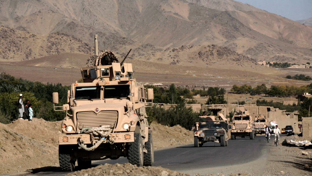 fOTO:Una caravana de vehículos blindados resistentes a las minas del Ejército de EE.UU. en Afganistán, 11 enero2020