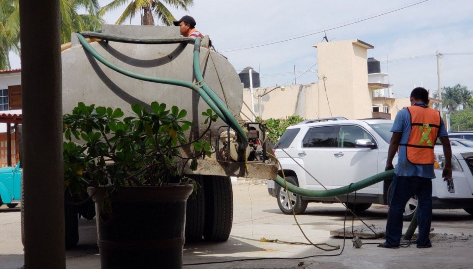 Foto: El Ayuntamiento de Acapulco distribuye el agua potable a través de pipas