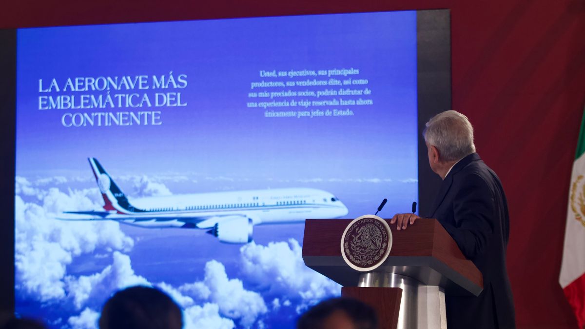 México diseña folleto para promocionar avión presidencial