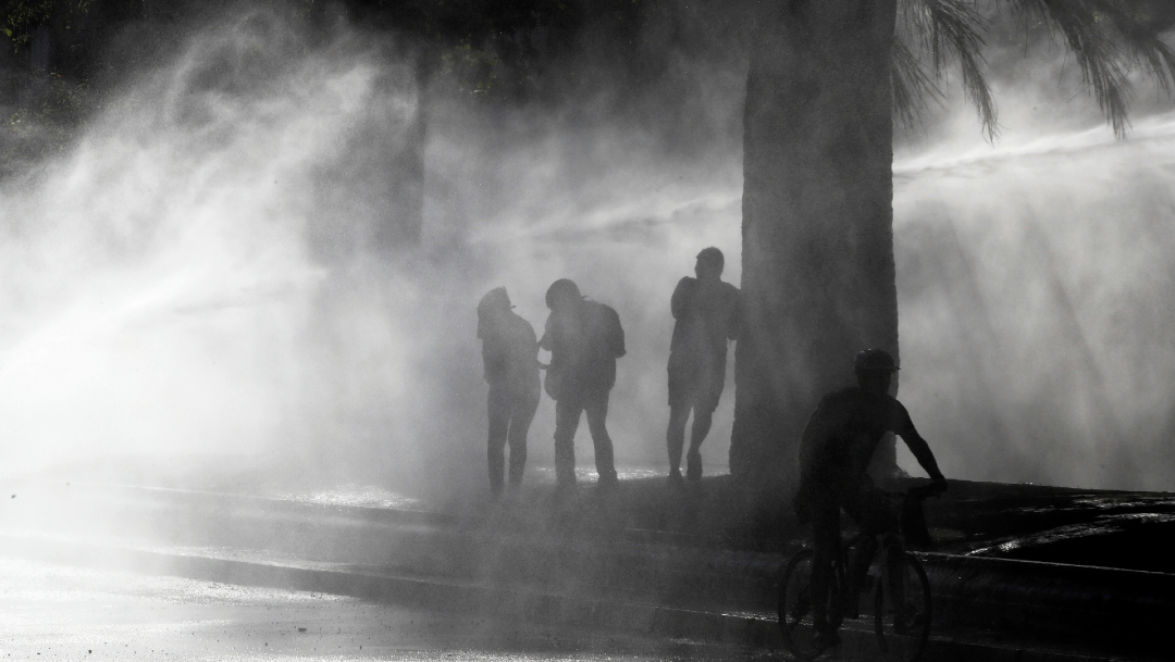 Foto: Manifestantes en Chile lanzan gas lacrimógeno en una misa en la catedral de Santiago (Noticieros Televisa)