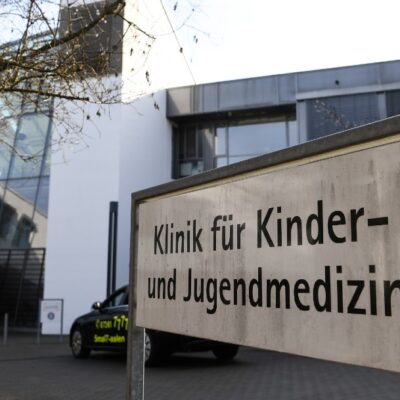 Arrestan a enfermera por inyectar morfina a cinco bebés, en Alemania