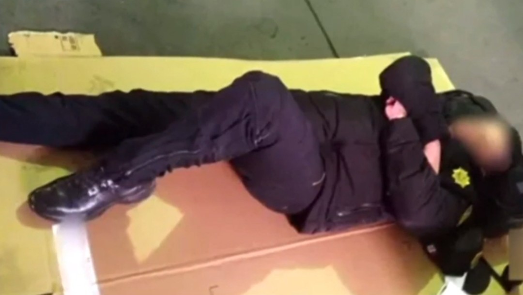 Foto: Arrestan a policías por faltar en fin de año y duermen en cajas de cartón