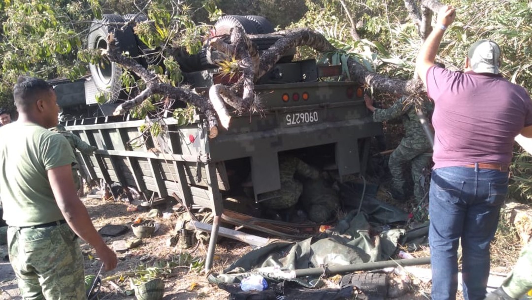 Suman cinco los militares muertos tras volcadura en Oaxaca