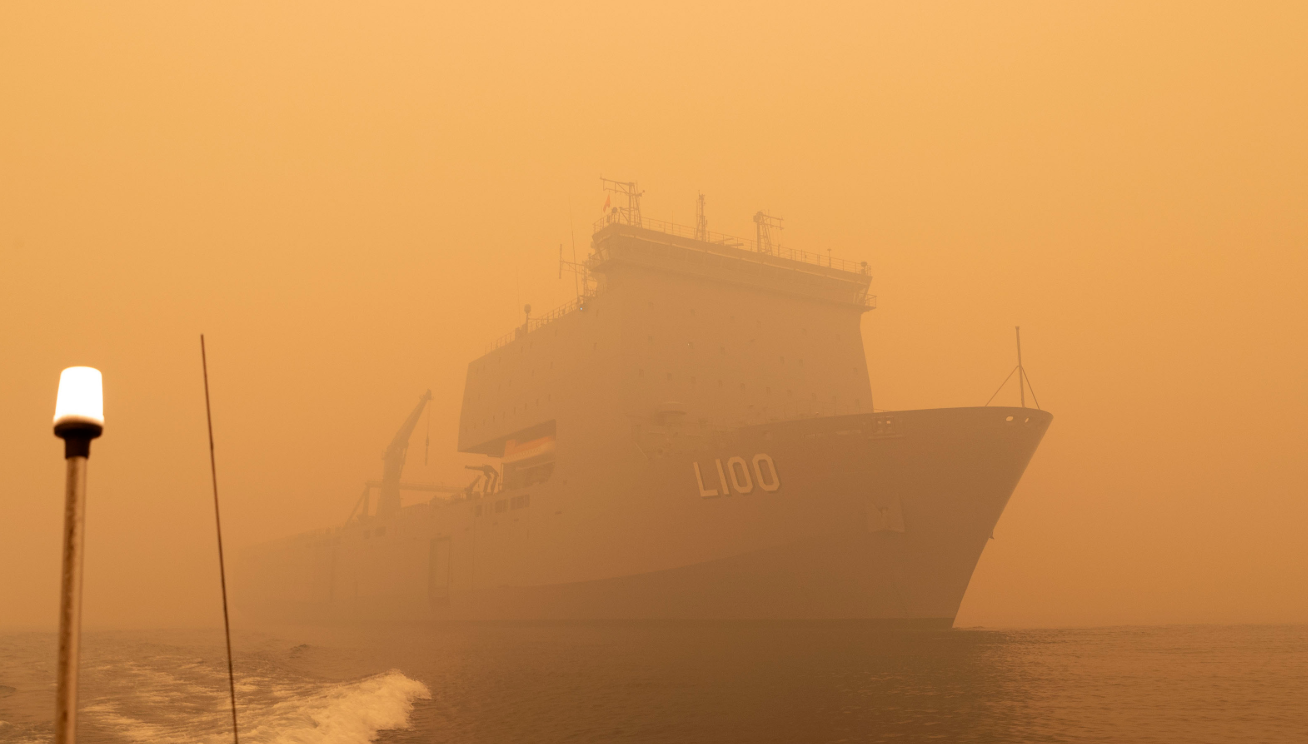 FOTO Rescatan por mar a miles atrapados por incendios en Australia (Chief of Navy Australia)