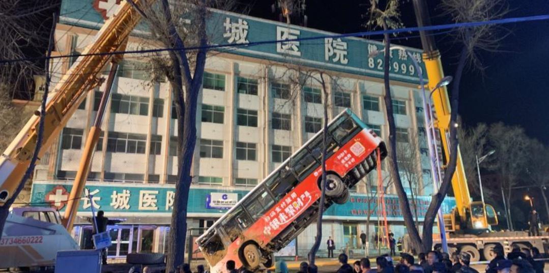 Autobús de pasajeros cae a socavón en China y deja 6 muertos