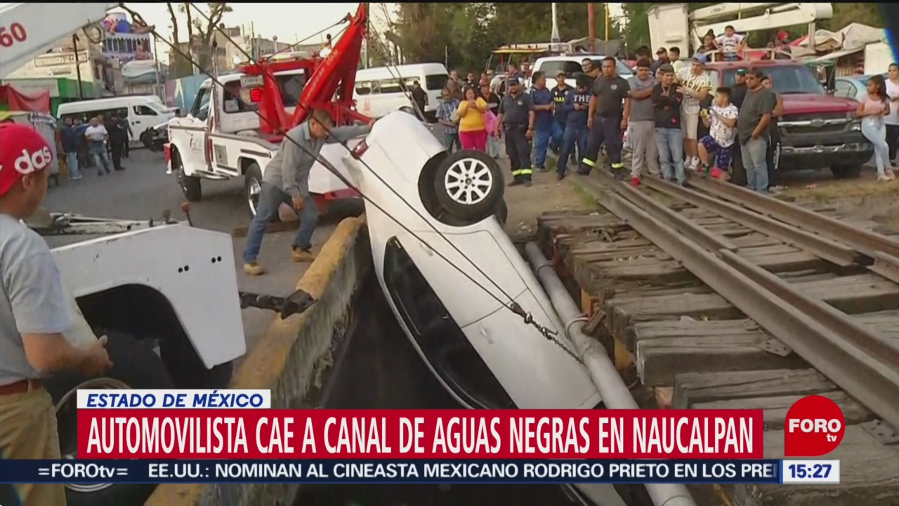 FOTO: automovilista cae a canal de aguas negras en naucalpan