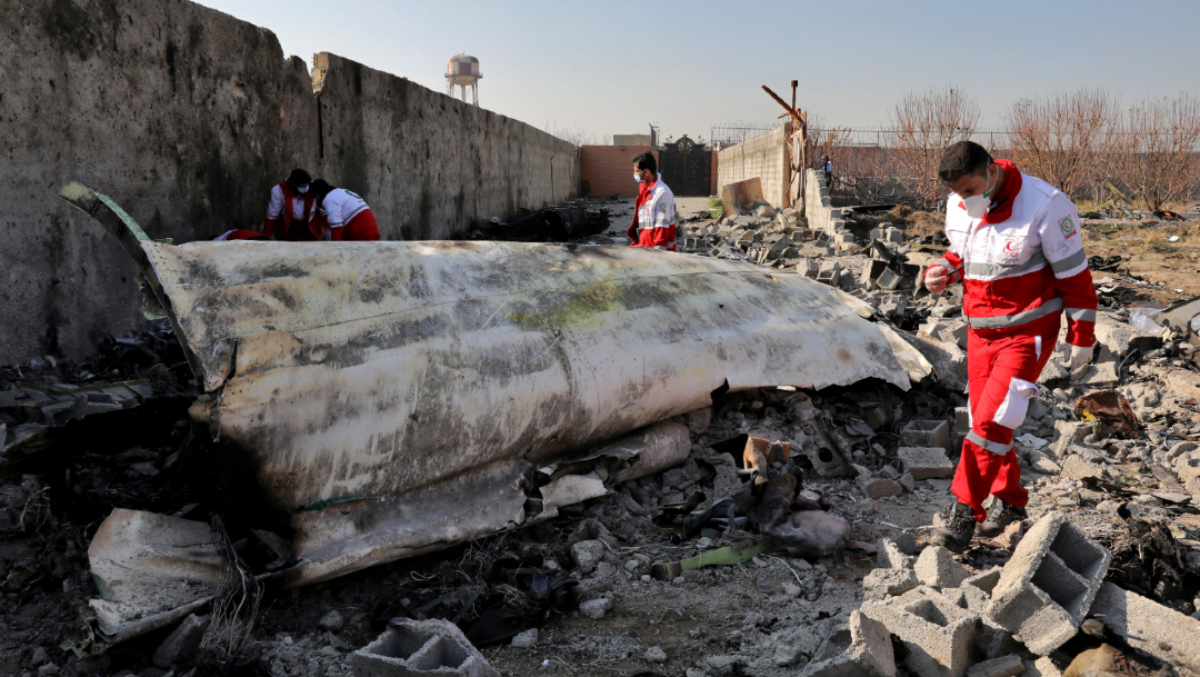 Foto: Rescatistas buscan en la escena donde cayó un avión ucraniano en Teherán, Irán, 18 enero 2020