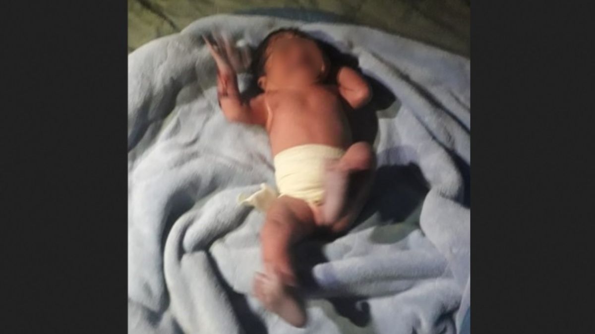 Abandonan a bebé en una caja de cartón en Xochimilco