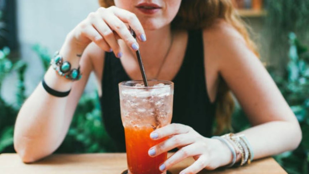 Bebidas azucaradas incrementan en mujeres riesgo de diabetes