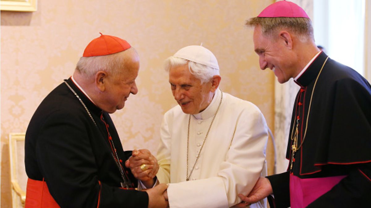 Libro de Benedicto XVI de celibato desata polémica