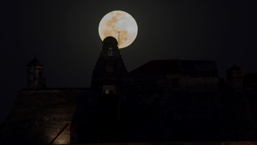 Foto: La Luna llena observada desde Cartagena de Indias, Colombia, 09 de enero de 2020, (EFE) 