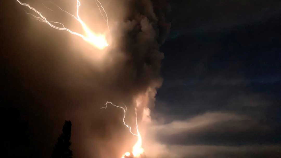 Foto: Cámaras captan enorme rayo durante erupción de volcán en Filipinas