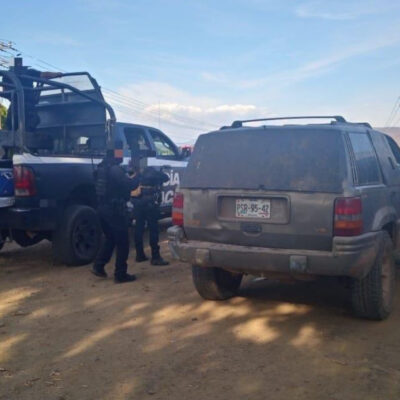 Aseguran vehículo con blindaje artesanal en Aguililla, Michoacán