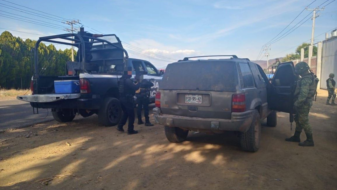 Foto: Policías de Michoacán y del Ejército Mexicano aseguraron una camioneta con blindaje artesanal, 18 enero 2020