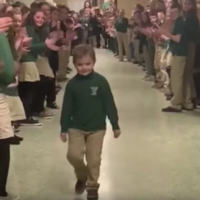 Video: Niño que ganó su lucha contra el cáncer regresa a su escuela y lo reciben con aplausos