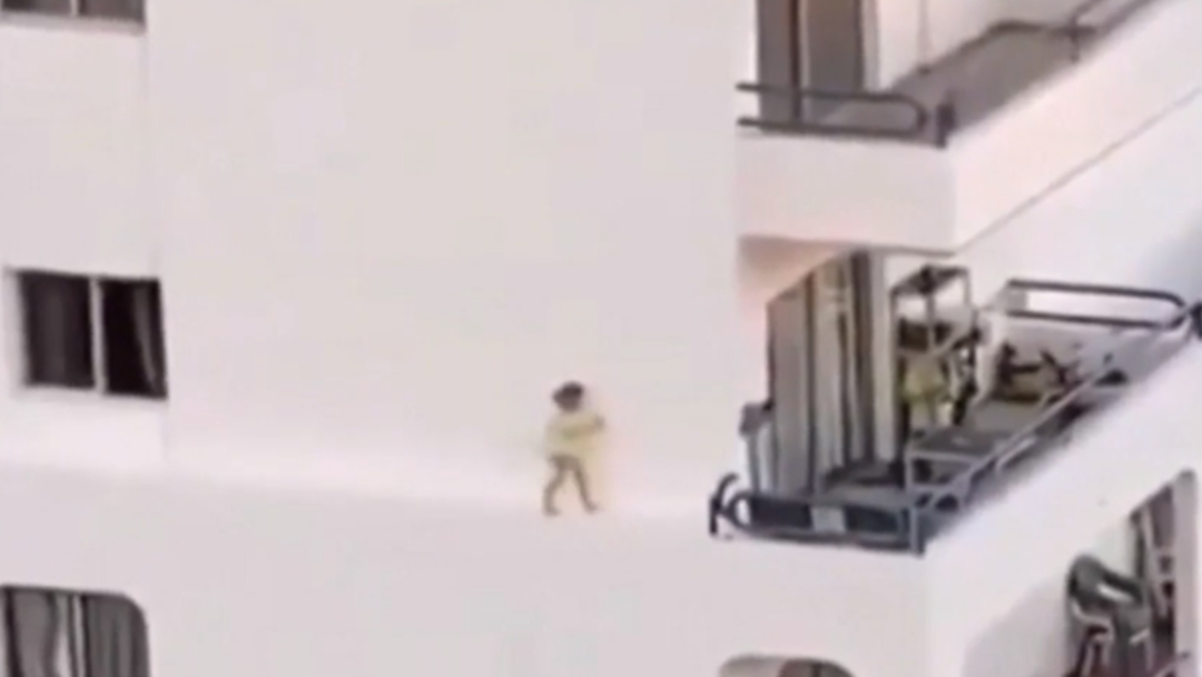 Foto: Niña camina por cornisa de hotel; casi se tropieza, 09 de enero de 2020, (captura de video)