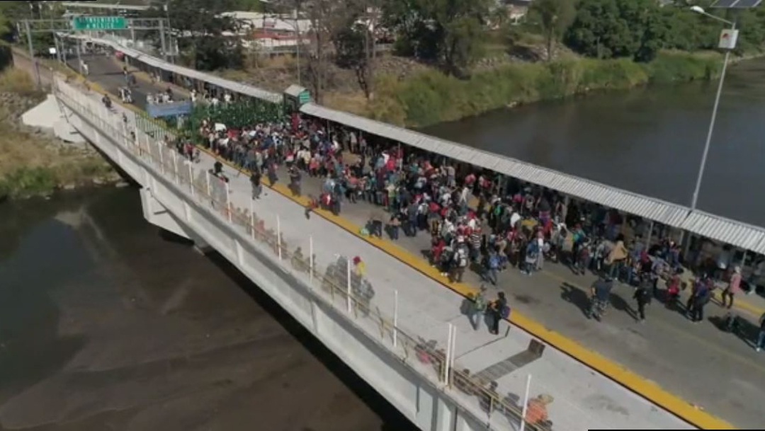Migrantes centroamericanos intentan cruzar la frontera México-Guatemala.