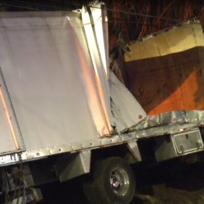 Camión choca deliberadamente contra puente en la México-Cuernavaca