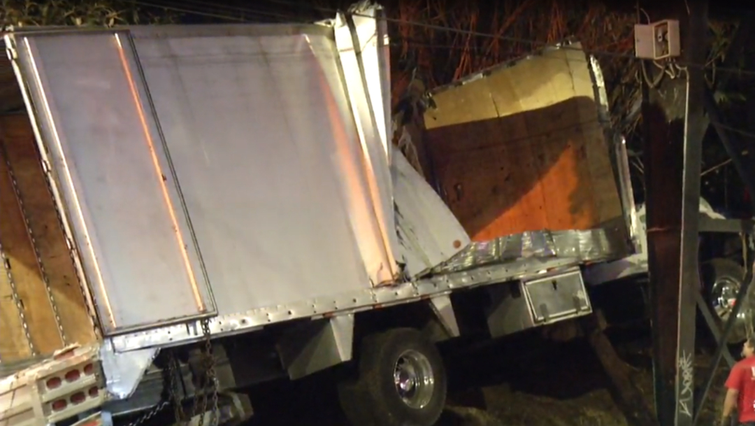 FOTO: Camión chocha con puente para evitar ocasionar daños mayores, el 27 de enero de 2020