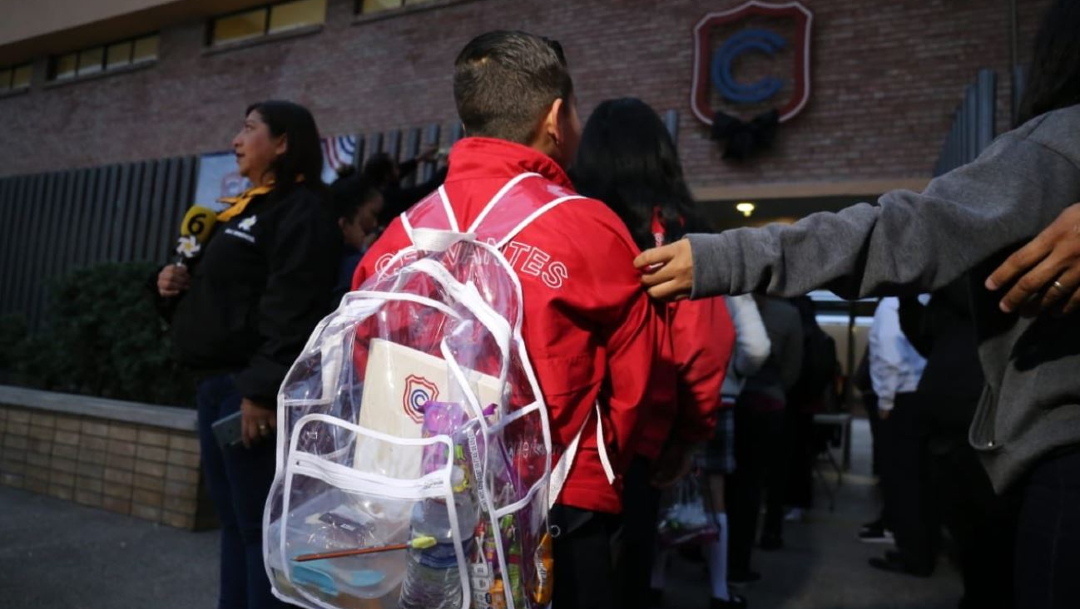 Foto:Los alumnos del Colegio Cervantes ingresaron con mochilas transparentes, 17 enero 2020