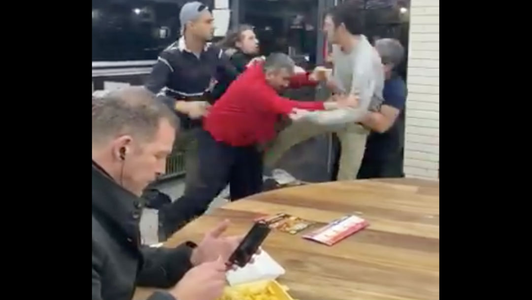 Foto Video de hombre comiendo en medio de una pelea se vuelve viral 15 enero 2020